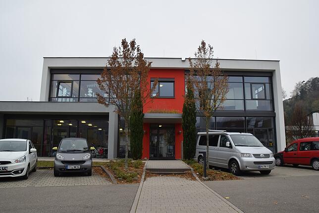 Eine Aufstockung dieses Gebäudes der Sernatingenschule ist eine mögliche Variante für den Neubau des Kindergartens.