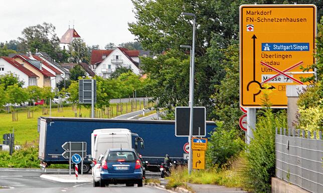 Am 8. August 2021 um 16.59 Uhr: Ein Sattelzug zwischen Schnetzenhausen und Sparbruck im Kreisverkehr bei der Anschlussstelle zur ...