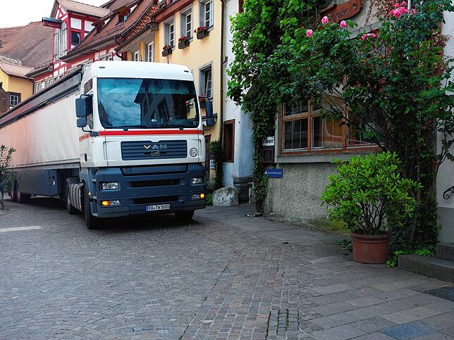 Mathias Hof lenkt den Lastwagen samt Bühne sicher durch die Altstadt.