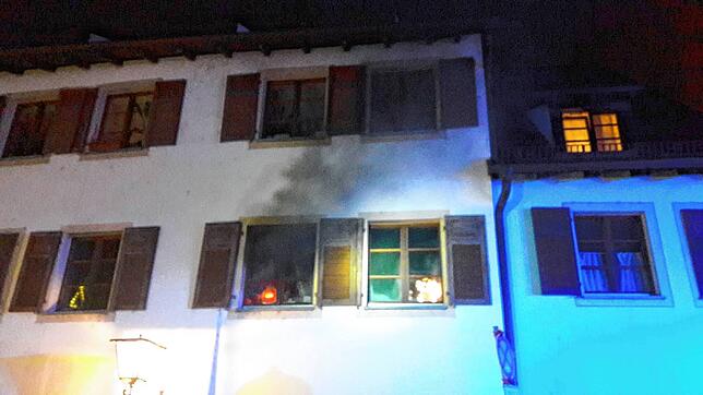 Ein Blick auf den Zimmerbrand in der Engener Altstadt. Atemschutzträger haben das Feuer gelöscht.