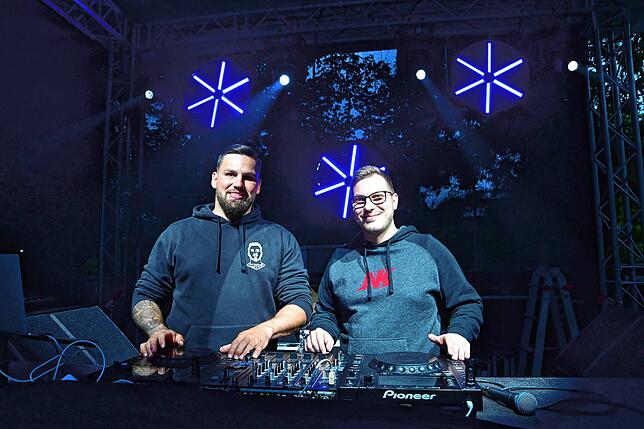 DJ Le Luke alias Lukas Hilpert (links) und DJ Nic Kegan alias Niclas Kuntz organisierten die Disco Area 51 im Stadtgarten zum ...
