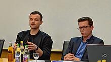 Bürgermeister Benjamin Mors freut sich mit Musikschulleiter Markus Burger (von rechts) über die Entwicklung der Steißlinger ...