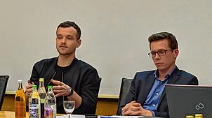 Bürgermeister Benjamin Mors freut sich mit Musikschulleiter Markus Burger (von rechts) über die Entwicklung der Steißlinger ...