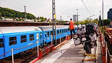 Der Autoreisezug wird für die Fahrt nach Hamburg vorbereitet. Am Terminal in Lörrach werden Autos und Motorräder verladen.