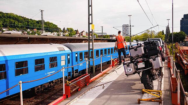 Der Autoreisezug wird für die Fahrt nach Hamburg vorbereitet. Am Terminal in Lörrach werden Autos und Motorräder verladen.