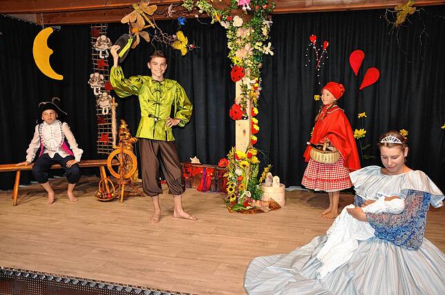 Schon im letzten Jahr waren Proben von Märchenszenen auf der Bühe im Vereinsheim: Schweinehirt, Peter Pan, Rotkäppchen und Rumpelstilzchen