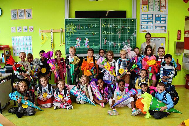 Zwölf Mädchen und zehn Jungen sind in die erste Klasse der Grundschule Lottstetten eingeschult worden. Klassenlehrerin ist Kira Dohms. ...