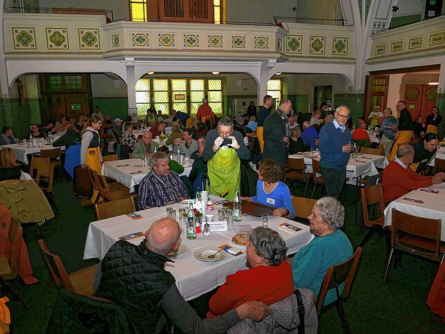 In der Vesperkirche herrscht eine angenehme Atmosphäre und das Miteinander und der Austausch stehen im Vordergrund.