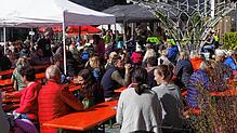 Die herbstliche Dreieinigkeit aus Blasmusik, Suser und Zwiebelkuchen: Die Jugendkapelle des Musikvereins Allmannsdorf unter Leitung von ...