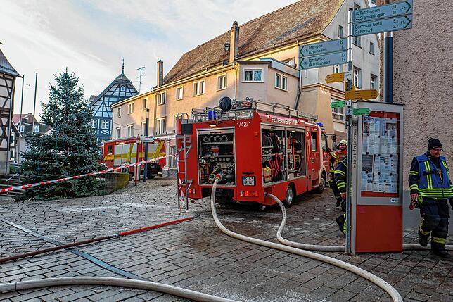 Auch am Marktbrückle in der Meßkircher Innenstadt waren Fahrzeuge der Feuerwehren während des Löscheinsatzes stationiert.