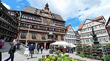 Das historische Rathaus in der Altstadt von Tübingen.