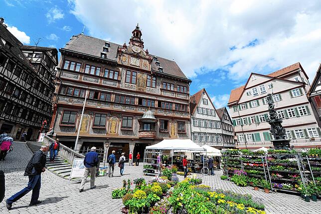 Das historische Rathaus in der Altstadt von Tübingen.