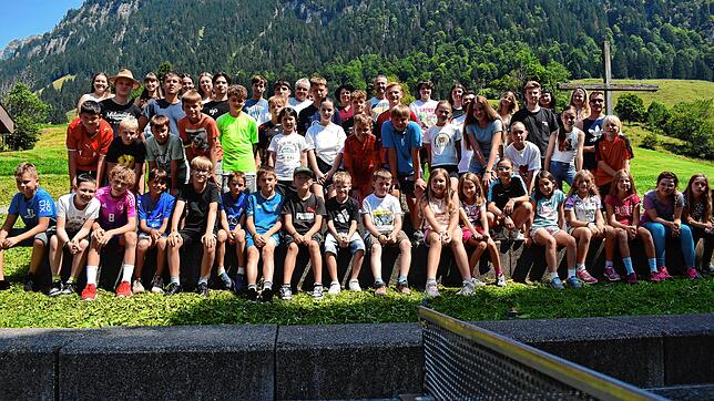 Eine Woche Ferienspaß für 36 Kinder und dann gibt es auch noch überraschenden Besuch: Bürgermeister Mike Biehler kommt auch beim ...