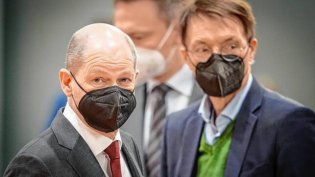 30.03.2022, Berlin: Bundeskanzler Olaf Scholz (l, SPD), Christian Lindner (hinten, FDP), Bundesminister der Finanzen, und Karl ...