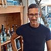 Ewald Astner vor einem Schrank aus Südtirol. Jetzt muss er sein Feinkostgeschäft mit italienischen Spezialitäten in der Villinger ...