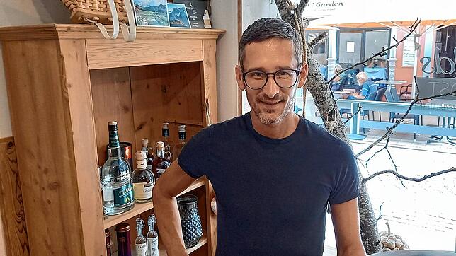 Ewald Astner vor einem Schrank aus Südtirol. Jetzt muss er sein Feinkostgeschäft mit italienischen Spezialitäten in der Villinger ...