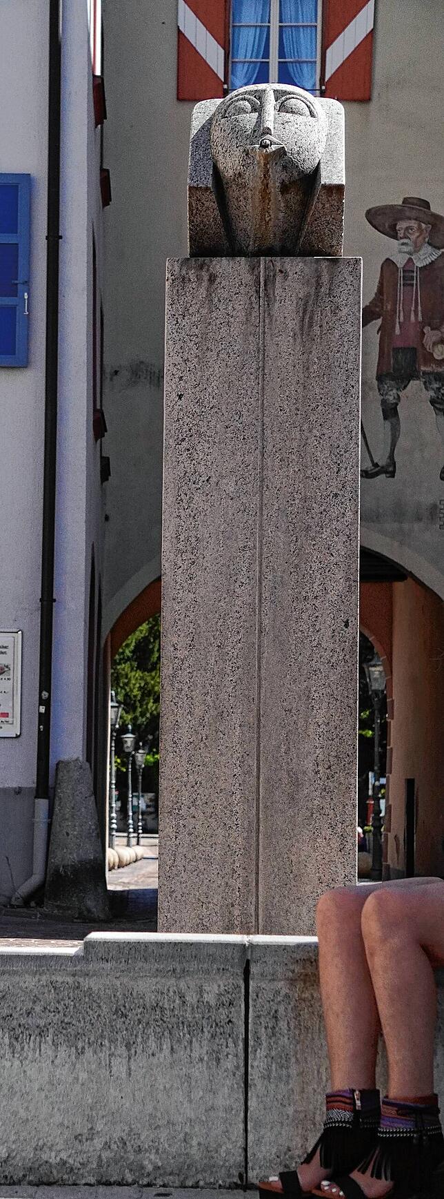 Beine abkühlen fällt diesen Sommer zumindest hier aus. Der beliebte Brunnen vor dem Oberen Tor in Waldshut ist defekt.