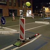 Nachdem der Poller zum zehnten Mal umgefahren worden war, schmückten die Hafner-Hexen am Fasnachtsmontag die ersatzweise aufgestellte ...
