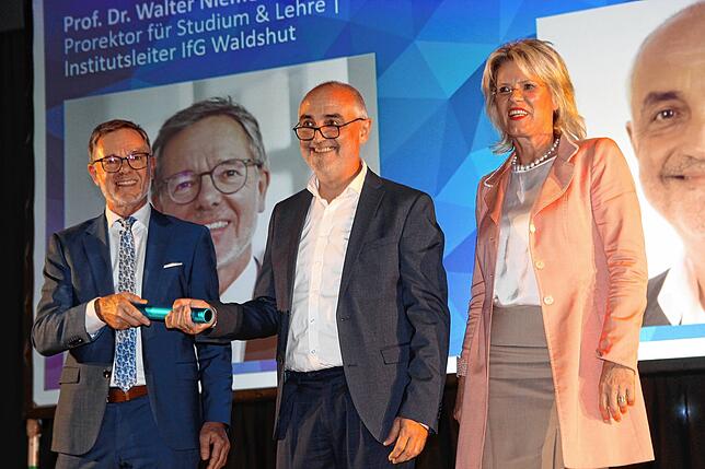 Staffelstabübergabe an den Wissenschaftlichen Leiter der neuen Fachhochschule Herbert Schuster, links Walter Niemeier, rechts Anne Dreier.