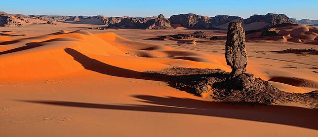 Die roten Dünen von Merzouga im Tadrartgebiet im Süddosten Algeriens.