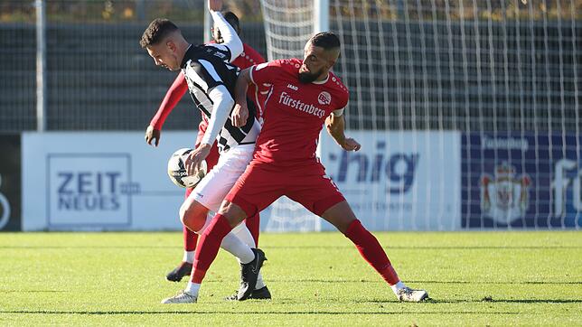 Villingens Fabio Liserra (links) im Duell mit dem Bahlinger Yannick Häringer. Eine Szene aus dem Regionalliga-Spiel Mitte November, das ...