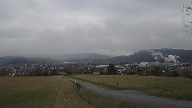 Blick vom Nellenburger Hang auf die Stadt Stockach. Die Anwohner im unten liegenden Wohngebiet beklagen eine erhöhte Feinstaub- und ...
