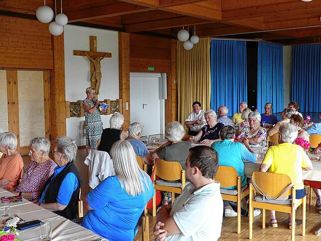 Ursula Ruch las eine Kurzgeschichte vor nach dem gemeinsamen Mittagessen im Pfarrheim Heilig-Geist.
