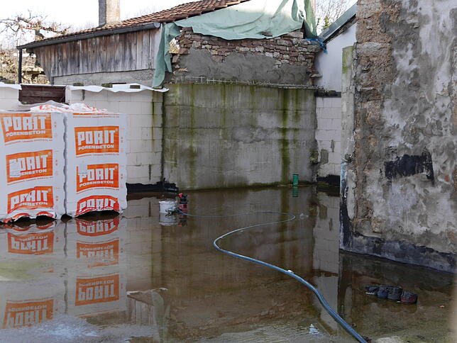 Nicht ablaufendes Wasser aus der angefangenen Garage führte zu Schimmel im Wohnzimmer des Nachbarhauses.