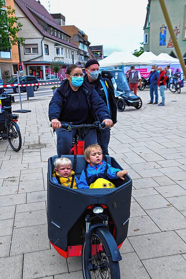 Für Julia Jansen aus VS-Villingen, hier kit ihren Kindern Jasper (links) und Quentin, wäre ein E-Lastenrad eine gute Alternative, um ...
