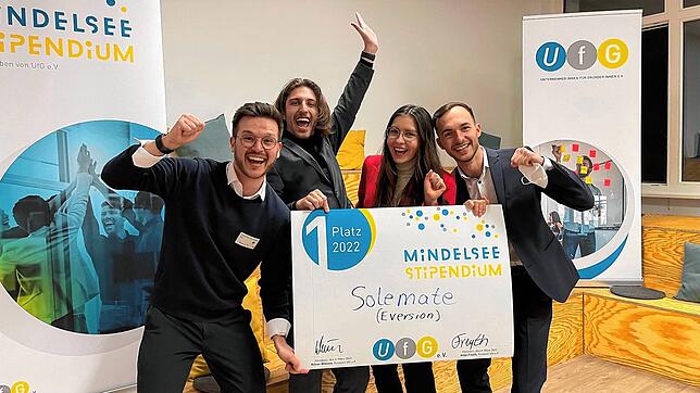So sehen Sieger aus: Das Startup Eversion Technologies (vormals Solemate) mit (von links) Maximilian Starkmann, David Melzer, Julia ...