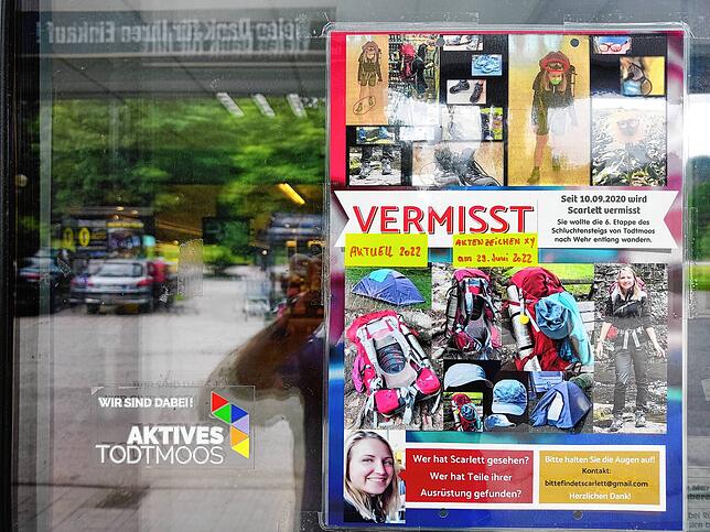 Aushang am Schmidt‘s Markt in Todtmoos: Das Plakat mit dem Hinweis auf die vermisste Wanderin hängt hier noch immer.