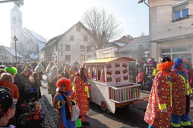 Bild 20: Bilderstory: Umzug und Narrenbaumstellen in Rickenbach begeistern die Zuschauer