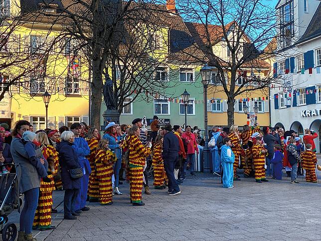 Viele Zuschauer sind zur Frevler-Szene ans Narrenbaumloch gekommen.