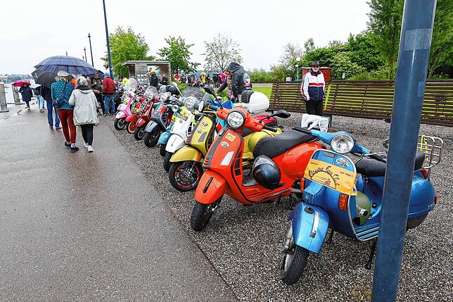 Bild 23: Vespa-Treffen am Bodensee: Am Kreuzlinger Hafen kommen drei Nationen zusammen