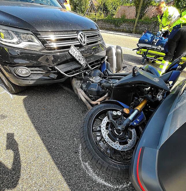 Ein Motorrad wird bei einem Unfall in Zwingen eingequetscht.