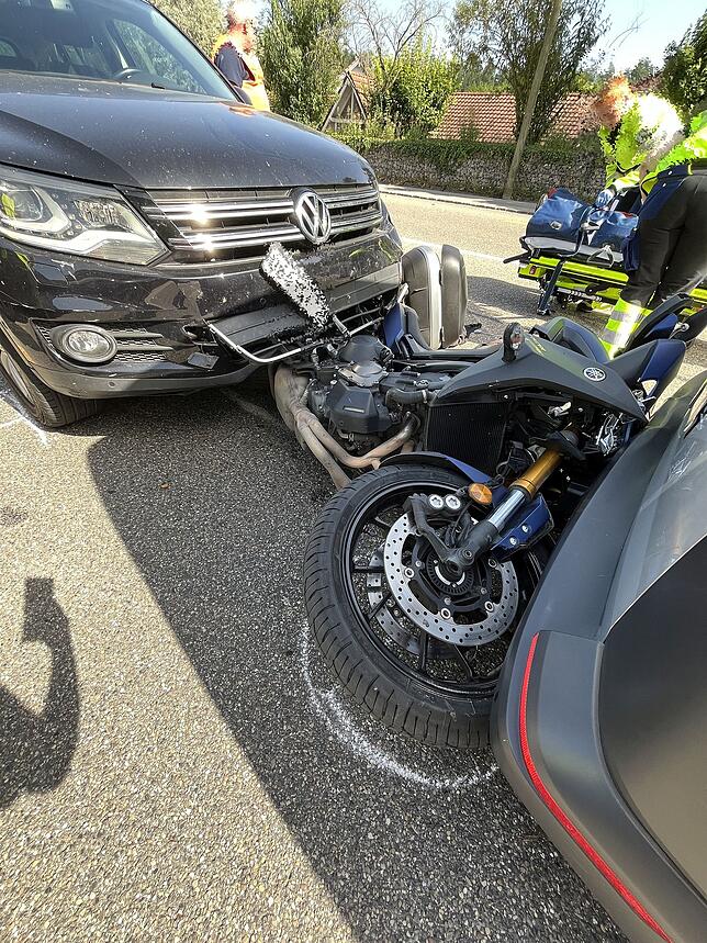 Ein Motorrad wird bei einem Unfall in Zwingen eingequetscht.