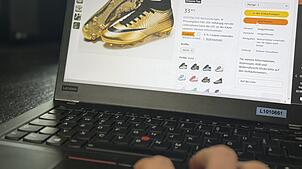 Mehrmals bestellt ein Angeklagter vor dem Stockacher Amtsgericht Ware zu einer Freundin, bei der er unterkommt. Er zahlt aber nicht und ...