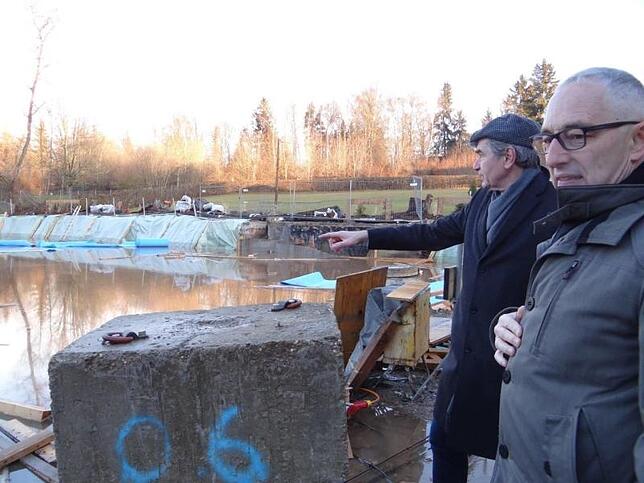 Das Hochwasser der Brigach hat im Kneippbad die Baugrube des im Bau befindlichen Technikgebäudes geflutet. Rund 1500 Kubikmeter Wasser ...