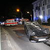 Ein Verkehrsunfall vor zwei Jahren in der Hagelrainstraße, bei dem der Fahrer schwer verletzt wurde. Der Rettungswagen ist vor Ort. ...