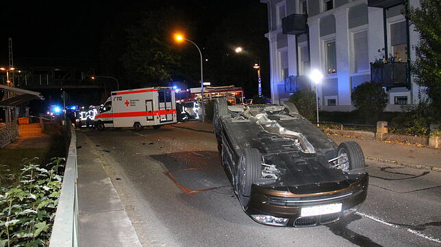 Ein Verkehrsunfall vor zwei Jahren in der Hagelrainstraße, bei dem der Fahrer schwer verletzt wurde. Der Rettungswagen ist vor Ort. ...