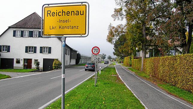 Direkt hinter dem Reichenauer Ortsschild am Inselanfang steht ein Tempo-70-Schild. Die Verwaltung und etliche Gemeinderäte wollen ...