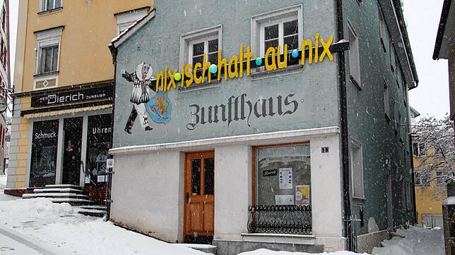 Ihr Fasnetsmotto macht die Meßkircher Katzenzunft an der Fassade des Zunfthauses publik. Es lautet &bdquo;nix isch halt au nix&ldquo;.