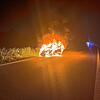 Fahrzeugbrand auf der Landesstraße 191 bei Singen am Dienstag: Als die Feuerwehr eintraf, stand das Auto in Vollbrand.