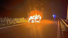 Fahrzeugbrand auf der Landesstraße 191 bei Singen am Dienstag: Als die Feuerwehr eintraf, stand das Auto in Vollbrand.