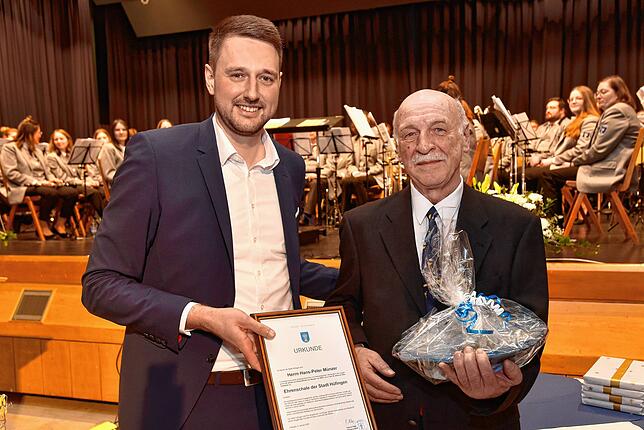 Bürgermeister Patrick Haas zeichnet Hans-Peter Münzer für sein jahrzehntelanges Engagement mit der Ehrenschale aus.