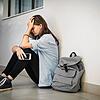 Junge Menschen in den Zwanzigern, egal ob Studierende oder Berufstätige, zeigen in der Corona-Krise Anzeichen von Depression. Dieses ...