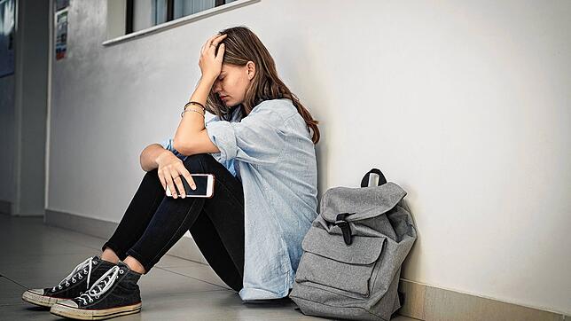Junge Menschen in den Zwanzigern, egal ob Studierende oder Berufstätige, zeigen in der Corona-Krise Anzeichen von Depression. Dieses ...