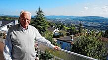 Vom Balkon seiner Wohnung aus auf dem Mittleren Berg hat Wilhelm Meier manchmal sogar freie Sicht auf die Alpen, als das Bild entstand, ...