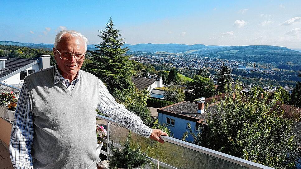 Vom Balkon seiner Wohnung aus auf dem Mittleren Berg hat Wilhelm Meier manchmal sogar freie Sicht auf die Alpen, als das Bild entstand, ...