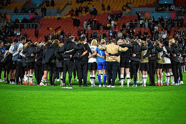 Die deutsche Mannschaft umarmt sich nach der Partie.